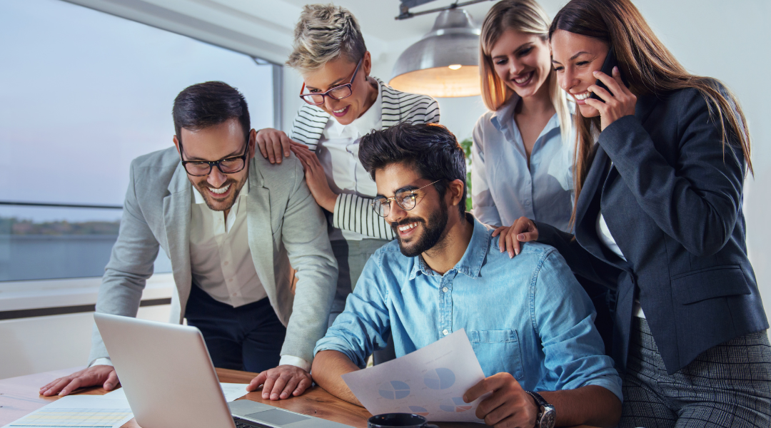 Equipe de contabilidade trabalhando em conjunto analisando resultados em um escritório moderno
